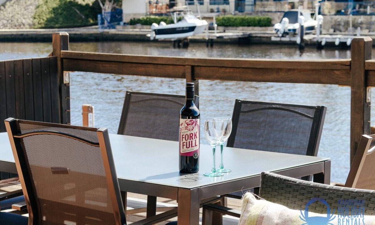 Halls Head Villa | Canal apartment with Jetty