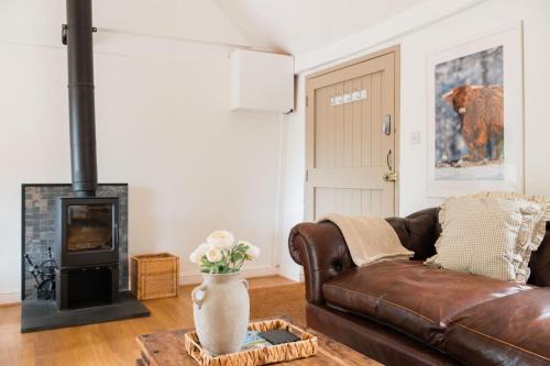 Lechlade House | Charming Stone Cottage - Cotswolds Farm Stay - The Bullpen