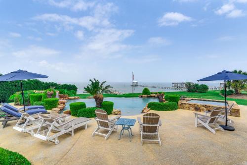 Dickinson Villa | Dock, Infinity Pool! Luxe Villa on Galveston Bay