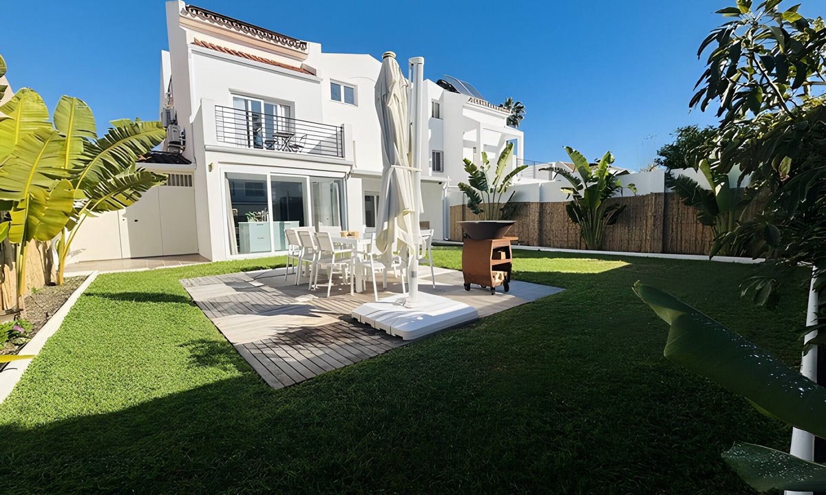 Churriana Villa | Holiday Home 'Luxurious and Modern Family Home' with Private Terrace, Wi-Fi and Air Conditioning