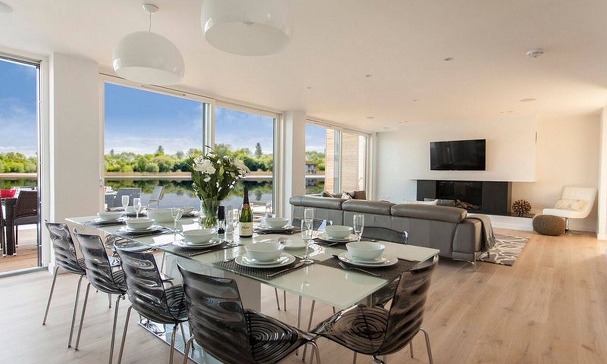 Lechlade House | Longcross Waters, Lakes by Yoo, sleeps 10 +4 kids, spa access, 2 dogs welcome