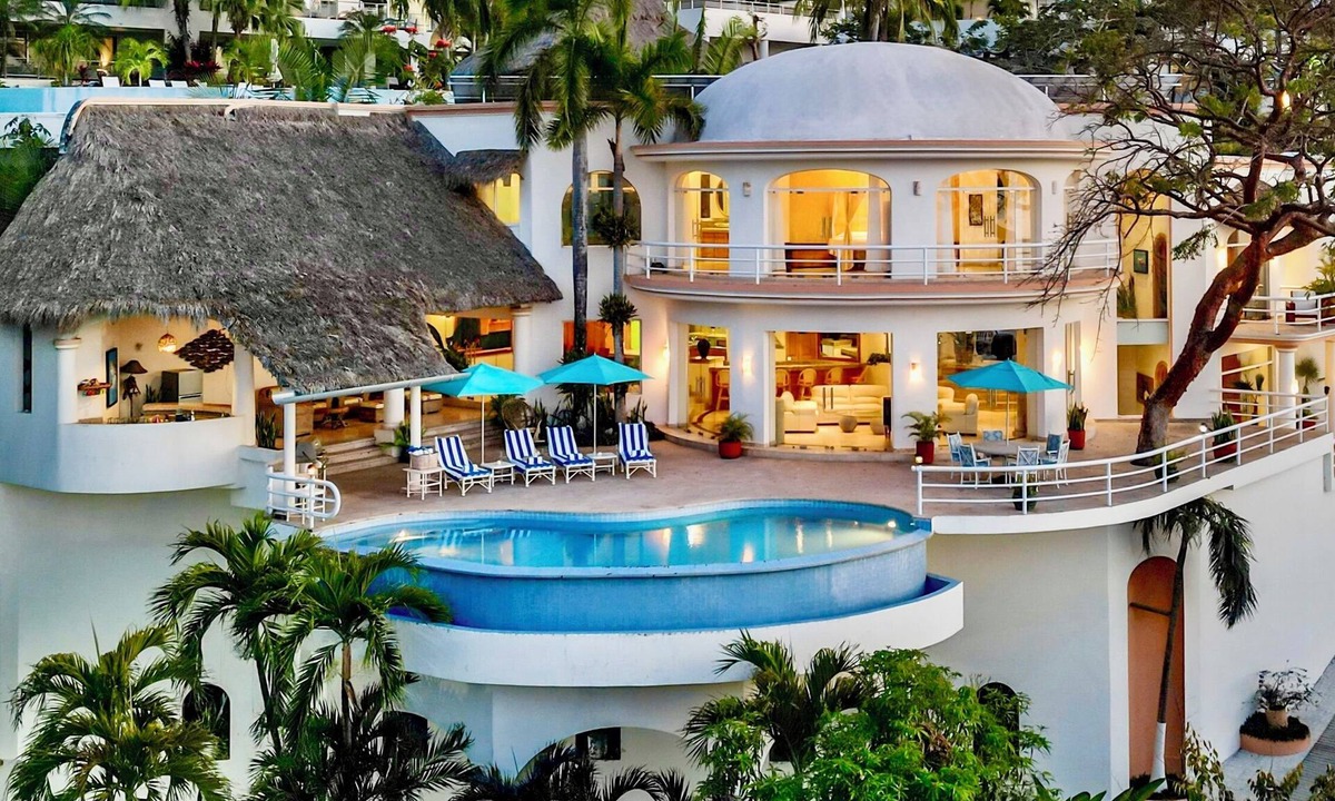 Amapas Villa | LUXURY 5 STAR 7200 SQ FT VILLA WITH PREMIER LOCATION TO BEACH AND TOWN