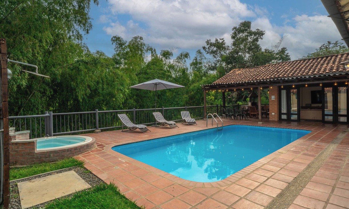 Quimbaya Villa | Luxury Villa Pool Jacuzzi Spa Maid/Cook 5 min from Panaca Park.