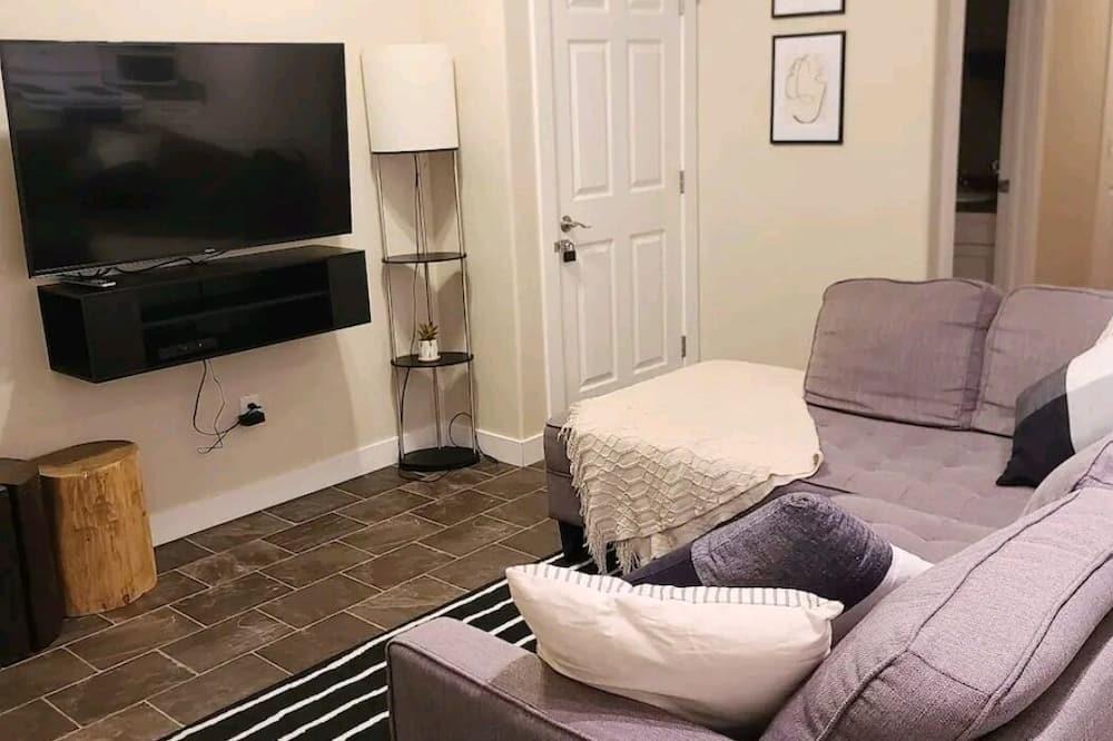 Timberlea Apartment | Modern 2 Brm Guest Suite》Eagle Ridge