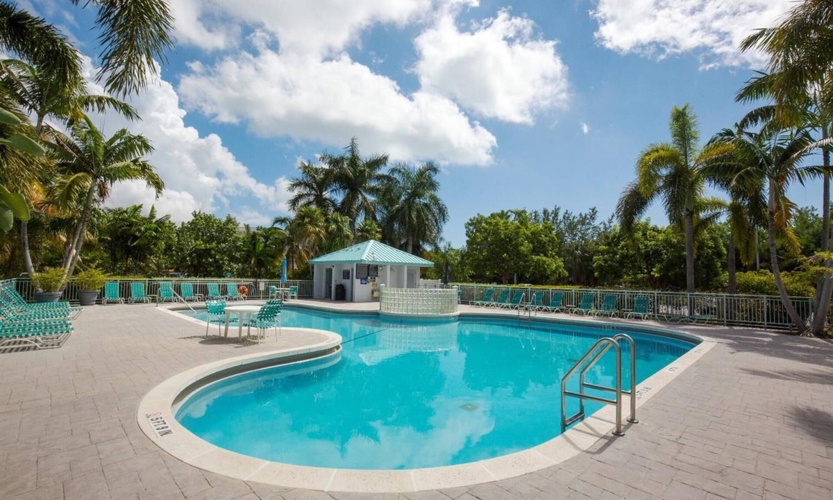 New Town Apartment | Renovated 2BR/2BA Condo Pool Spa Tennis Walk to Smathers Beach!