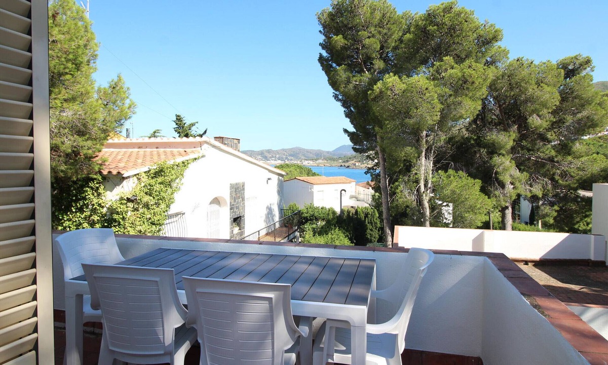 Llanca Villa | Seaside Villa with Garden, 100m from La Farella Beach, 3 Bedrooms, Sleeps 6