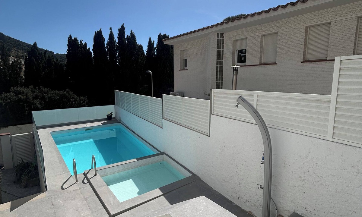 L'Estartit Villa | SPACIOUS CENTRALLY LOCATED FAMILY HOUSE WITH PRIVATE POOL, GARDEN, BARBECUE AND GARAGE