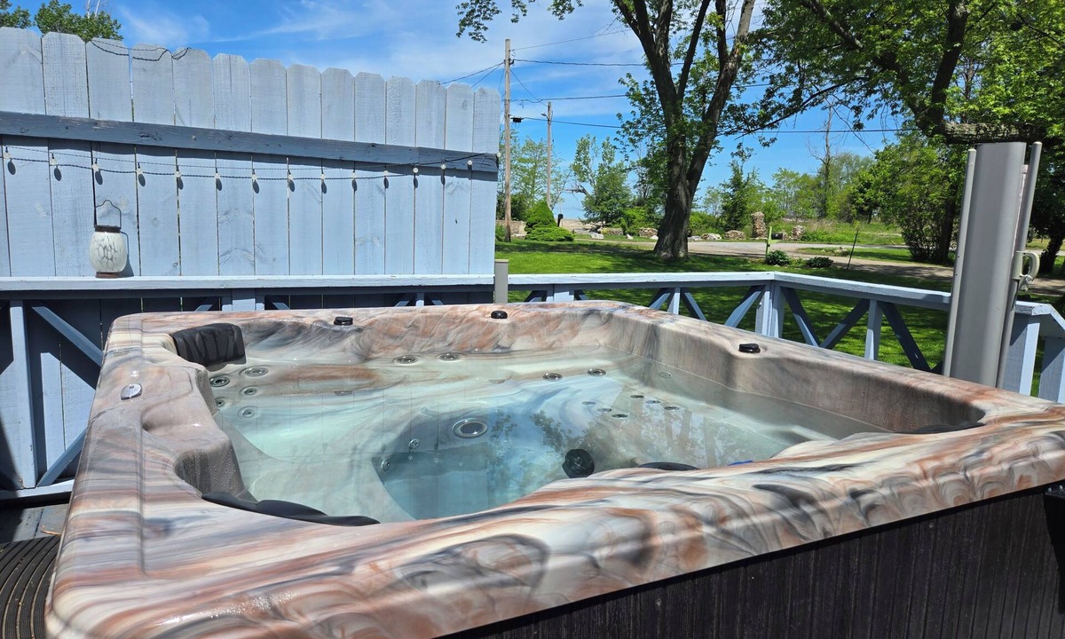 Dunkirk Cottage | Steps from the beach, Lakeview with Hot Tub