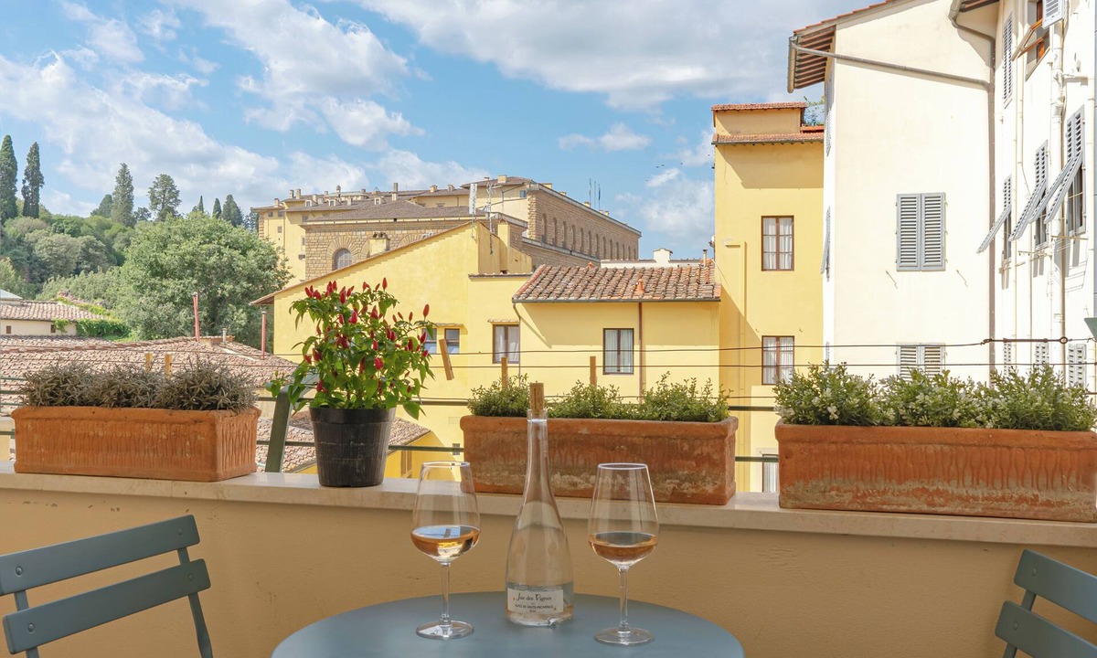 Oltrarno Apartment | Steps to Ponte Vecchio.3BR/3BA+terrace w view of Pitti Palace