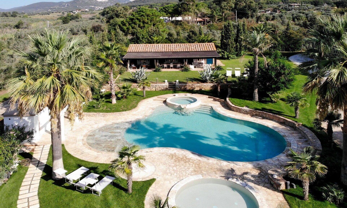 Campiglia Marittima Villa | Stunning private villa with WIFI, hot tub, A/C, private pool, TV, patio and pets allowed
