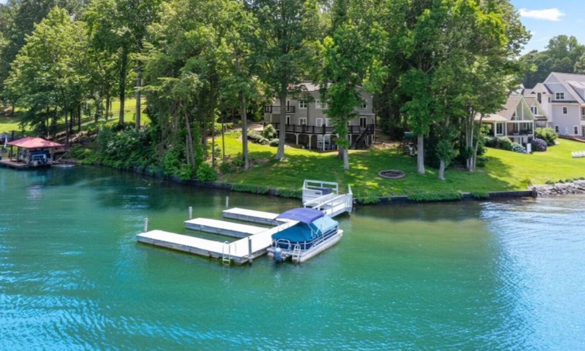 Lake Norman of Catawba House | What A View! Perfect Family Meeting Place. BIG Views! Optional Boat Rental.
