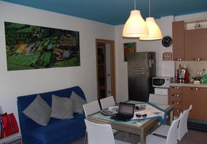 Blue flat with terrace in Castagneto Carducci