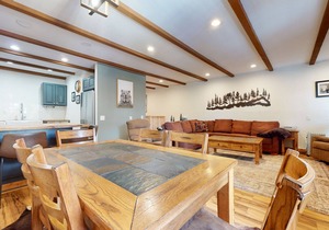 Pet-Friendly, Updated Décor. Washer/Dryer, Balcony, Short Walk to The Village in Mammoth Lakes