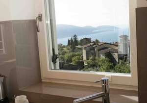 Suite with hydromassage, 6 beds, breathtaking lake view, swimming pool in Tignale