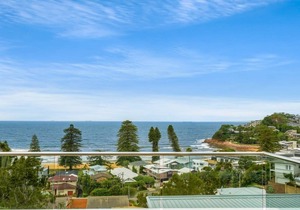 Three-storey Beach Home with Balcony & Ocean views in Avoca Beach