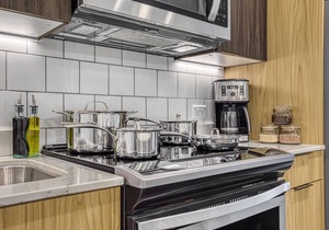 Tranquil Getaway w/ Private Den, Patio & Smart TV in Calgary