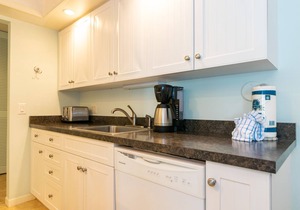 Waters Edge 106S · Pool Lanai · 1-Mo Winter Min in Holmes Beach