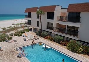 Waters Edge 106S · Pool Lanai · 1-Mo Winter Min in Holmes Beach