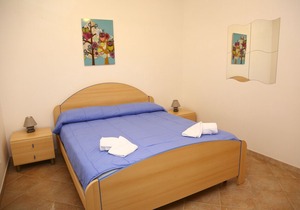 WELL-LIT MEDITERRANEAN VILLA WITH VERANDA AND GARDEN ONLY 50 METERS FROM THE SEA in Campofelice di Roccella