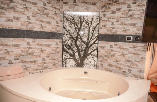 El Poblado Apartment | 2 Bedroom AC bedrooms, Hot Tub, 4 blocks to Lleras