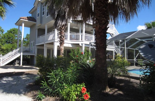 Plantation House | 3 Min Walk to Beach Lrg Pvt Pool, Complimentary Beach Equipment Dogs Allowed