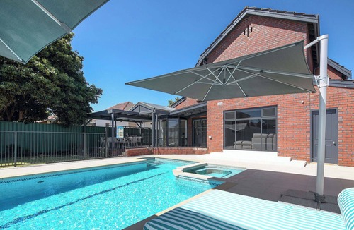 Lower Mitcham House | 6BR Lower Mitcham home, pool, cinema, near CBD