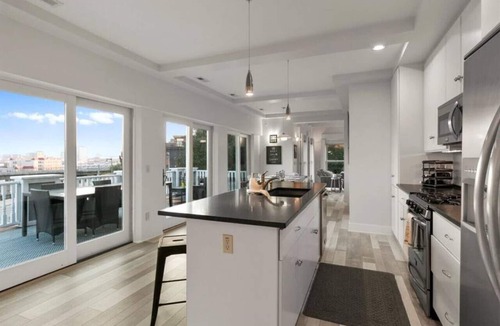 Milwaukee Villa | Amazing view, Modern Space