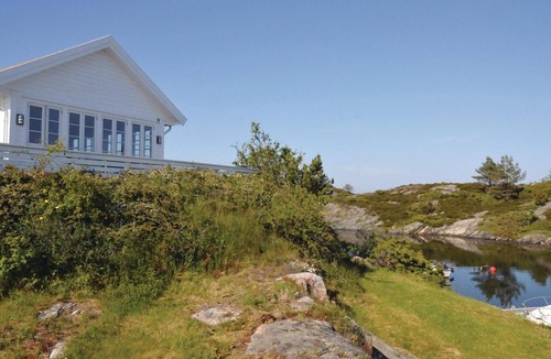 Flekkerøy House | Beach front home in Flekkerøy with WiFi