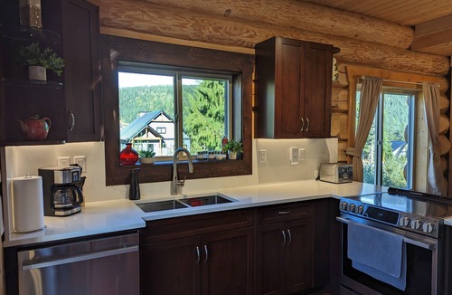 Hemlock Valley Ski Chalet | Bear Behind Lodge