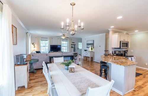 Bowers Beach House | Bowers Retreat - Sleeps 10 - Steps to beach & bars! 10 Minutes to DE Turf!