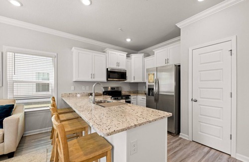 Orange Beach Villa | Brand New Townhome! 3 Mins to The Wharf | Garage + 3 Parking Spots | Sleep 8
