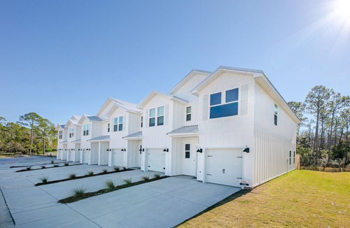 Orange Beach Villa | Brand New Townhome! 3 Mins to The Wharf | Garage + 3 Parking Spots | Sleep 8
