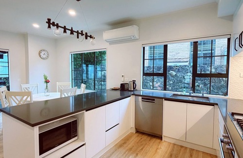 Mount Eden Bed & Breakfast | Bright Home Travel Service at Mt Eden
