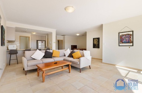 Halls Head Villa | Canal apartment with Jetty