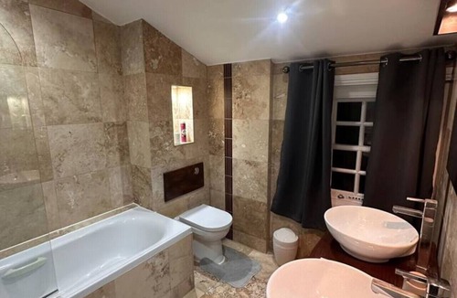 Cathedrals House | Central London Room close to London bridge and Borough market