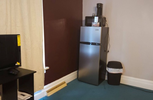 Girard Apartment | Charming 2-bedroom efficiency apartment with WiFi, AC in welcoming Girard PA.