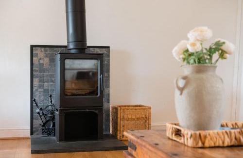 Lechlade House | Charming Stone Cottage - Cotswolds Farm Stay - The Bullpen