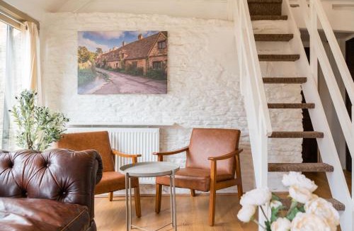 Lechlade House | Charming Stone Cottage - Cotswolds Farm Stay - The Bullpen