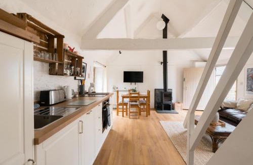 Lechlade House | Charming Stone Cottage - Cotswolds Farm Stay - The Bullpen