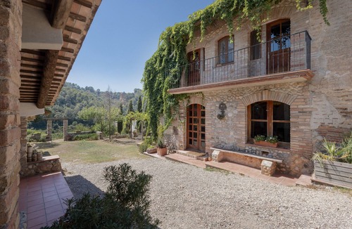 Els Hostalets de Pierola House | Country House 'La Isla Verde' with Mountain View, Private Pool and Wi-Fi