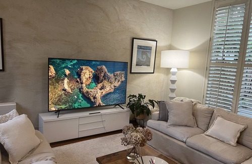 Kew House | Designer 3 Bedrms & 3 bath 350 metres to 109 tram 10 mins walk to cafes & bars,