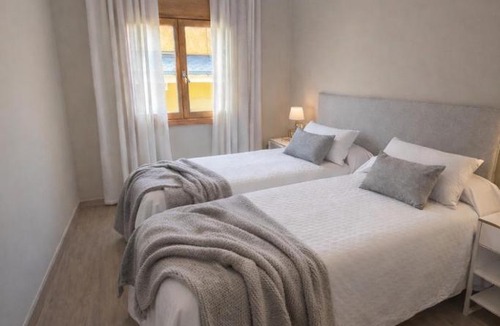 Llivia Apartment | Exclusiu apartament al centre, piscina, 3 hab, 2,5 banys, 6pax by Cal Querol