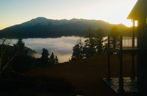 Woodland Park House | Explore this Mountain Getaway in National Forest. Refresh and Relax.