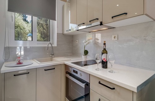 Lefkada Apartment | Gkountis Deluxe Studio Apartment with Sea View, Shared Pool & Wi-Fi