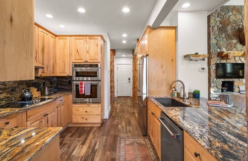 Big Sky Meadow Village House | Howling Elk Hideaway | Hot Tub + 15 Mins to Resort