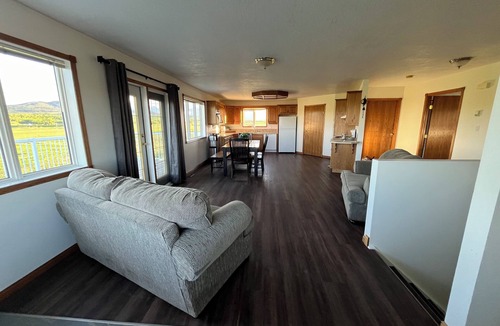 Mountain View House | Lakeview Lodge beside Payne Lake & close to Waterton Lakes National Park