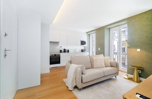 Sao Jorge de Arroios Apartment | Light-Filled Studio with a True Neighborhood Feel