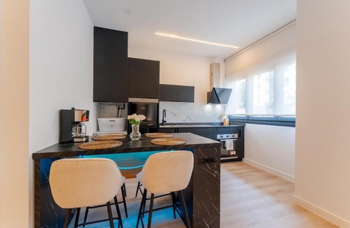 Penacastillo Apartment | luxe apt parking train station green area