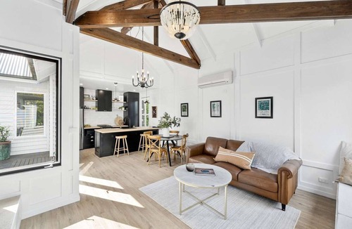 Daylesford Villa | Luxury villa - a stones throw from the lake