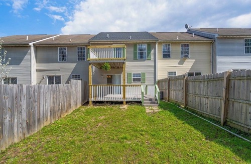 New Castle House | Modern Luxury Retreat 3BR/2.5 bath, 2 Decks, Near Christiana & Wilmington